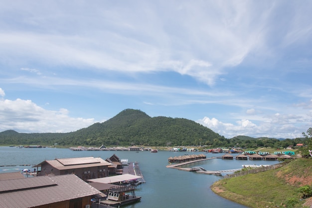 Erholungsortholzhaus, das auf die Srinakarin-Verdammung, kanchanaburi, Thailand schwimmt