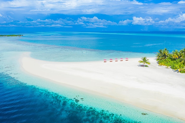 Erholungstourismus im Sommer. Luftlandschaftsansicht mit Stühlen und Sonnenschirmen Paradiesinsel