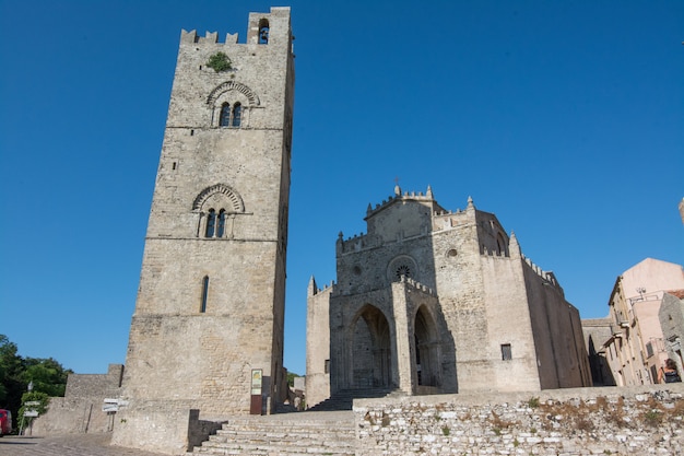 Erice, Sizilien, Italien. Außenansicht der Kathedrale von Erice und des Glockenturms, des Hauptgottesdienstes und der Mutterkirche von Erice.