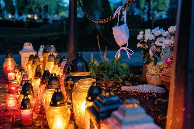 Foto erinnerung an die opfer des coronavirus covid-19 auf dem friedhof während des all souls day