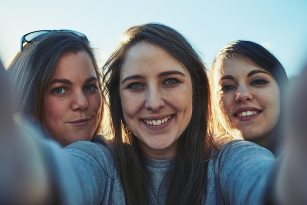 Erinnerungen an unseren großartigsten gemeinsamen Sommer Porträt einer Gruppe von Frauen, die gemeinsam im Freien ein Selfie machen
