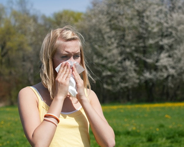 Erkältete oder kranke Frau mit Allergie, Schleim weht