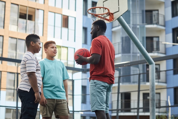 Erklären der Basketballregeln für Jungen im Teenageralter