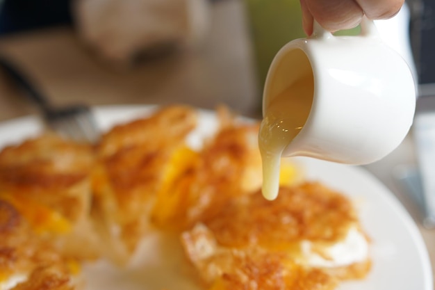 Erleben Sie die köstliche Mischung aus Roti mit gesüßter Kondensmilch. Dieses köstliche und aromatische Dessert ist ein himmlischer Genuss, der die Essenz der traditionellen Küche einfängt