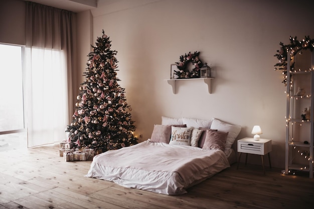 Erleuchteter Weihnachtsbaum am Bett zu Hause
