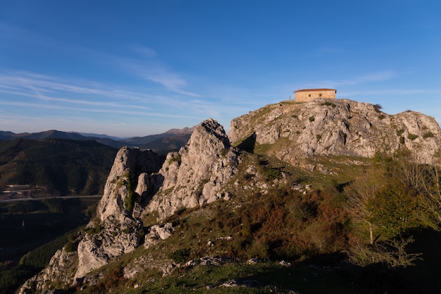 Ermita de Aitzorrotz en la cima de la roca en Eskoriatza, País Vasco.