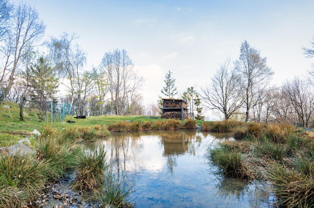 Ermita de madera cerca de un pequeño lago