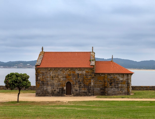 Foto ermita románica de nuestra señora de la lanzada desde principios del siglo xiii españa