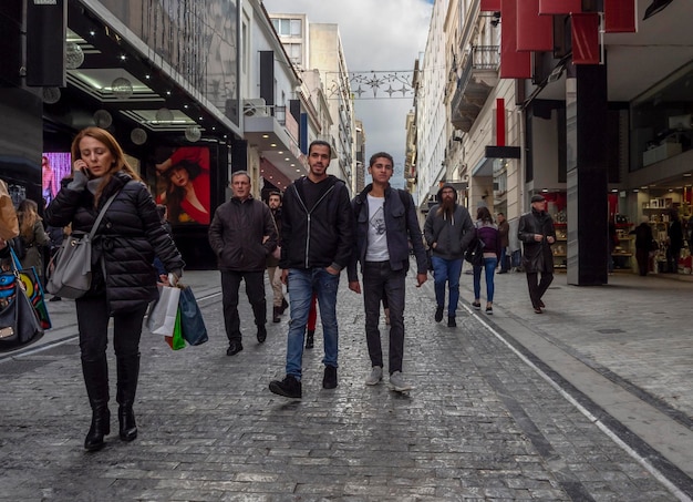 Foto ermou street es la calle comercial central de la ciudad de atenas con arquitectura típica griega en grecia