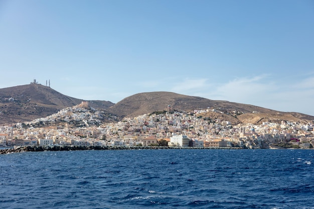 Ermoupoli Syros Insel Kykladen Griechenland Stadtbild Gebäude am Ufer, Sicht vom Meer