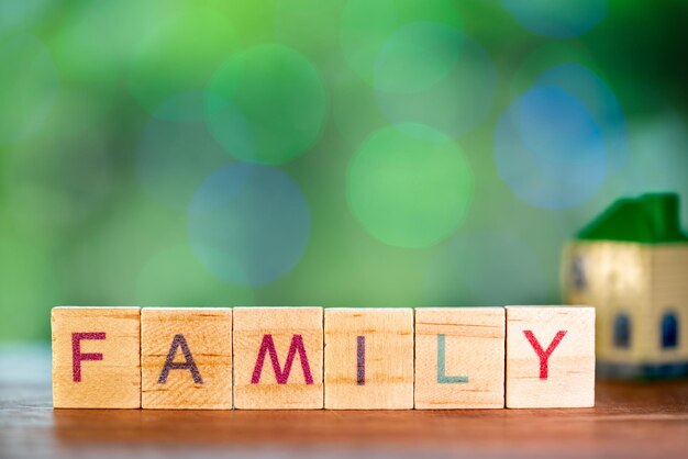 Ermutigen Sie das Words-Konzept FAMILY-Wortwürfel auf Bokeh-Unschärfe-Hintergrund Englisches Sprachlernkonzept