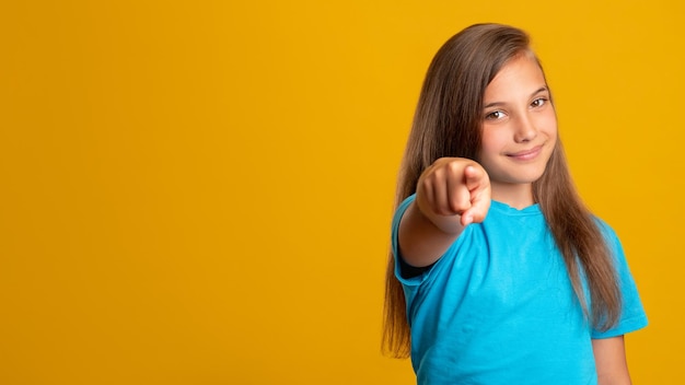 Ermutigende Geste unterstützendes Kindermotivationsstreben selbstbewusstes freundliches junges Mädchen in Blau