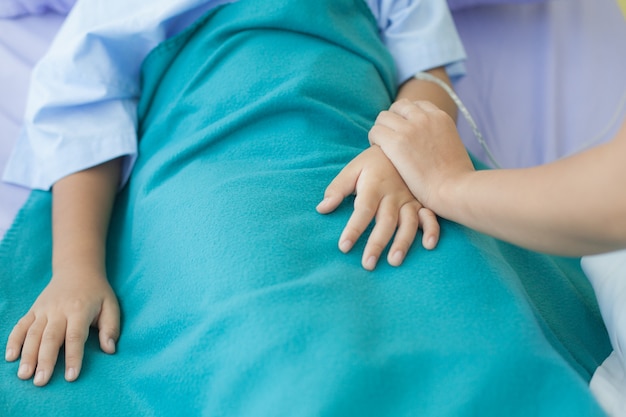 Ermutigung von Kindern im Bett In einem Krankenhaus Dienste für kranke Kinder erbringen