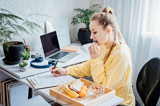 Ernähren Sie sich gesund, während Sie von zu Hause aus arbeiten. Gesunde Mittagessen. Arbeiten Sie von zu Hause aus