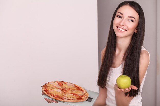 Ernährung Junge schöne Frau trifft die Wahl zwischen gesundem Lebensstil und schädlicher Ernährung