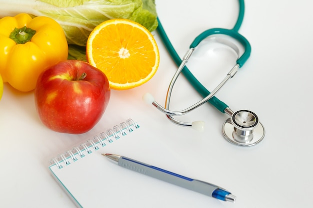 Ernährung und gesunde Ernährung. Obst, Gemüse, Saft und Stethoskop