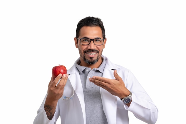 Ernährungsberater, Mann hält Apfel und lächelt in die Kamera. gesunde ernährung, richtiges ernährungskonzept isol