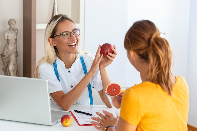 Ernährungsberaterin, die Patientin berät Ernährungsplan in Gewichtsverlustklinik erstellen