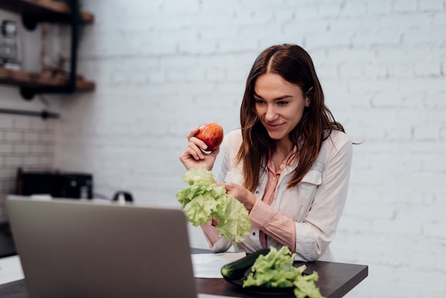 Ernährungsberaterin erklärt die prinzipien einer gesunden ernährung über das internet.