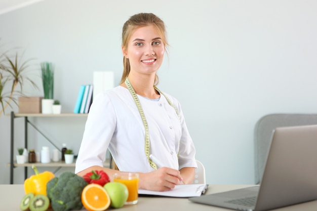 Ernährungsberaterin in ihrem Büro demonstriert das Konzept der gesunden Ernährung