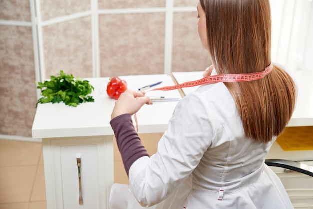 Ernährungsberaterin in ihrem Büro. Gesundheits- und Diätkonzept