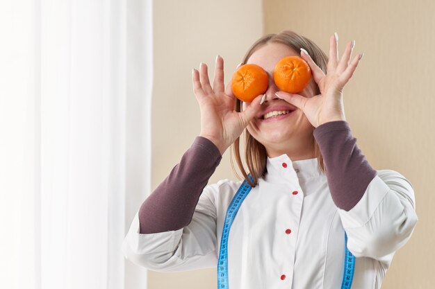 Ernährungsberaterin in ihrem Büro. Gesundheits- und Diätkonzept