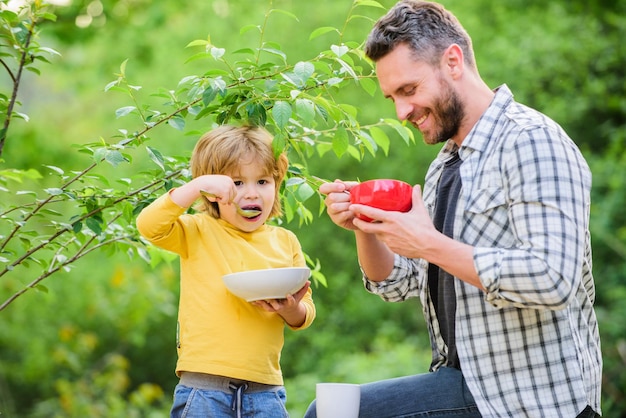 Ernährungsgewohnheiten Familie genießt hausgemachtes Essen Gesundes Frühstück Vater Sohn isst Essen Kleiner Junge und Papa essen Ernährung Kinder und Erwachsene Leckerer Brei Bio-Ernährung Gesundes Ernährungskonzept