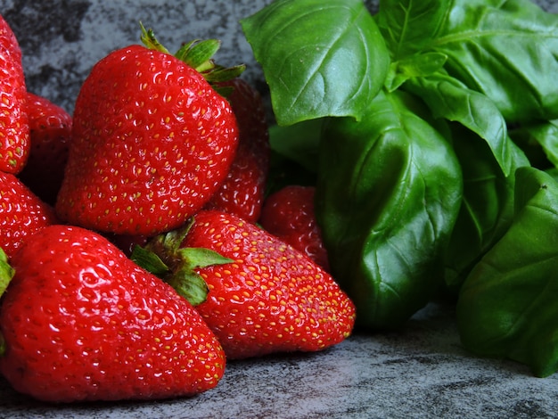 Ernährungskonzept von Erdbeeren und Basilikum.