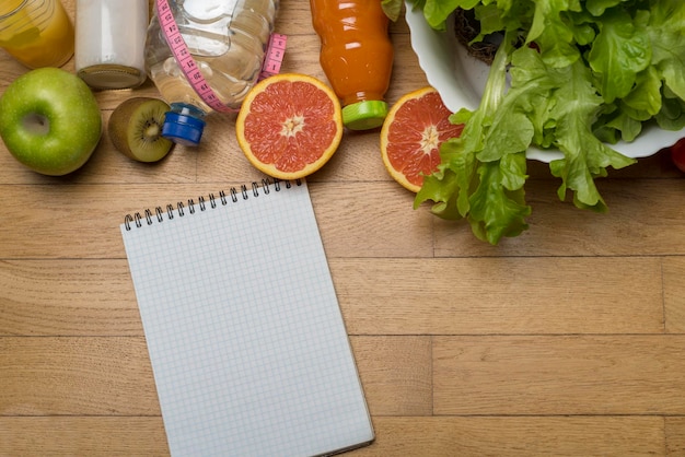 Ernährungsplan, Wassermaßband, Ernährung mit frischem Obst auf dem Holzboden