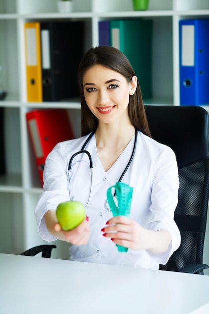 Ernährungswissenschaftler, der einen grünen Apfel in seinen Händen hält