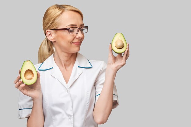 Ernährungswissenschaftler-Konzept für einen gesunden Lebensstil - Halten von Bio-Avocado-Früchten