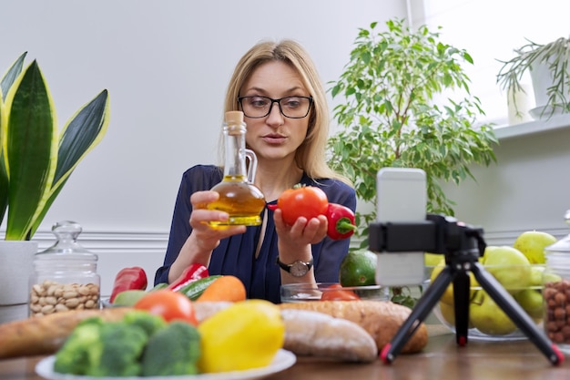 Ernährungswissenschaftlerin, die ein Video über gesunde Ernährung aufnimmt