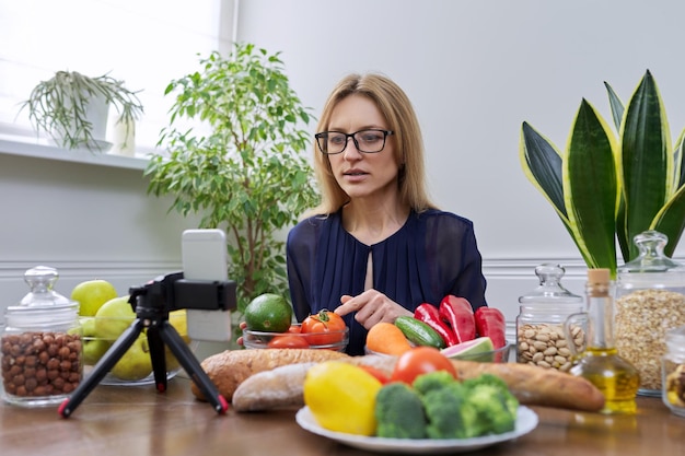 Ernährungswissenschaftlerin, die ein Video über gesunde Ernährung aufnimmt