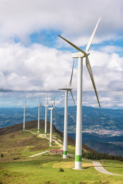 Erneuerbare Energie. Windkraftanlagen, Eolic-Park in der szenischen Landschaft des baskischen Landes, Spanien.