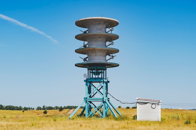 Foto erneuerbare energiequelle. windmühle und generator im feld. umweltfreundlicher strom. energie der zukunft.