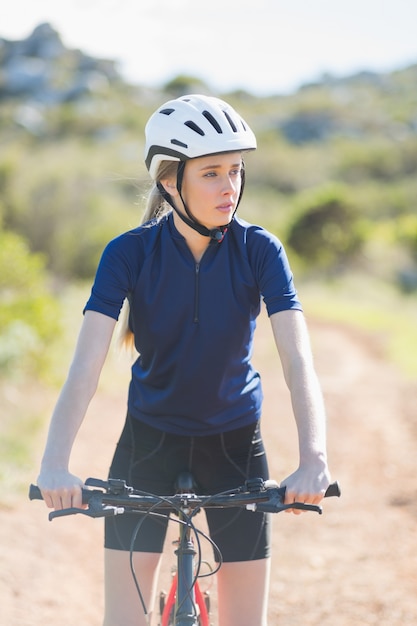 Ernste Frau mit ihrem Fahrrad