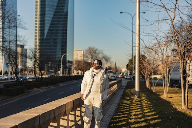 Ernster afroamerikanischer Mann, der auf dem Hintergrund der Straße steht