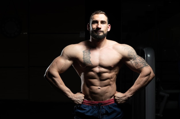 Ernster Bodybuilder, der in der Turnhalle steht