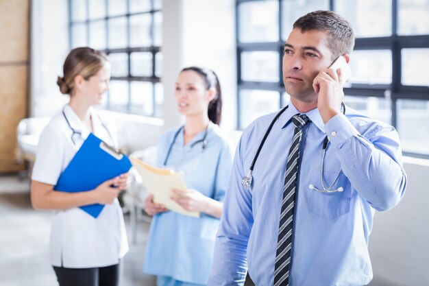 Ernster Doktor am Telefon am Krankenhaus