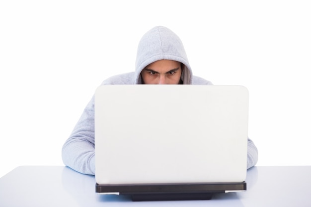 Ernster Einbrecher, der in Laptop hackt