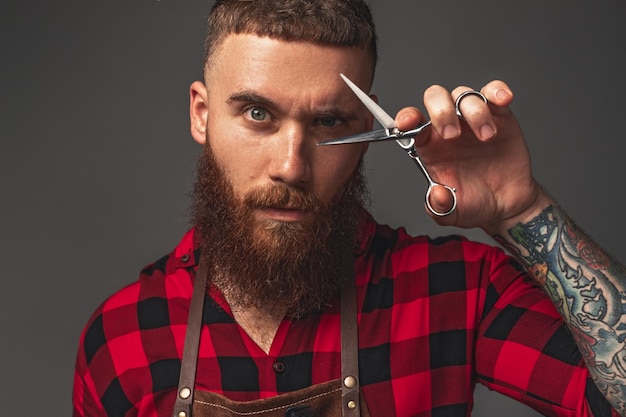 Ernster Friseur, der Scheren demonstriert