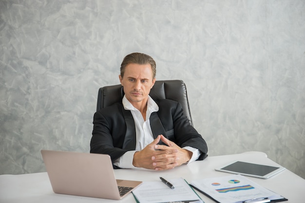 Ernster Geschäftsmann betont bei der Arbeit im Büro. Geschäftskonzept zu scheitern.