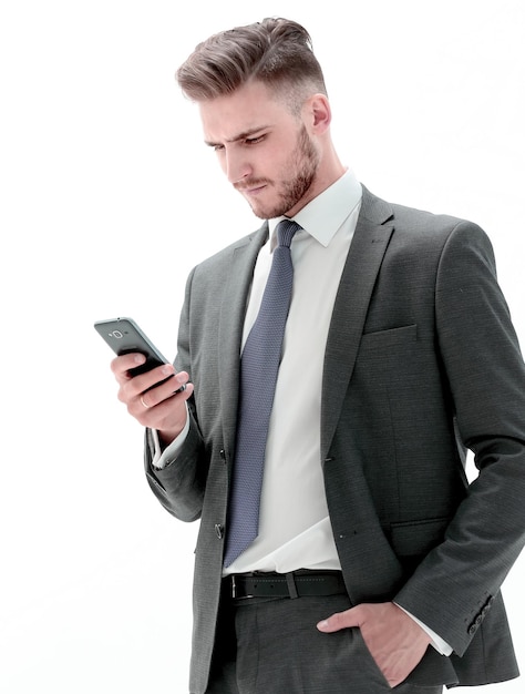 Ernster Geschäftsmann, der Textnachricht auf Smartphone liest