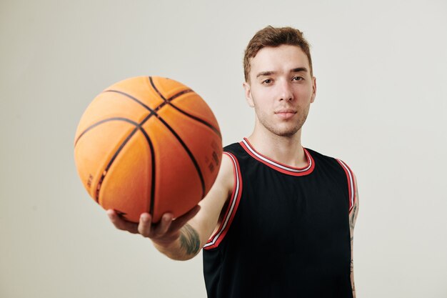 Ernster kaukasischer Basketballspieler