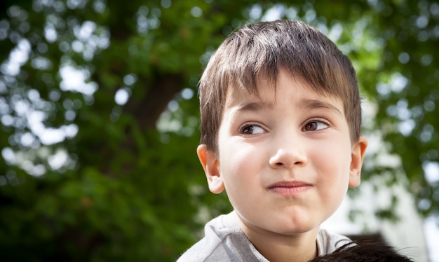 Ernster kleiner Junge