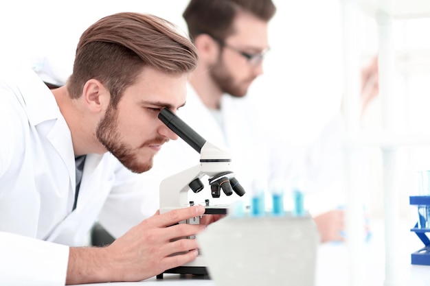 Ernster Kliniker, der chemisches Element im Labor studiert