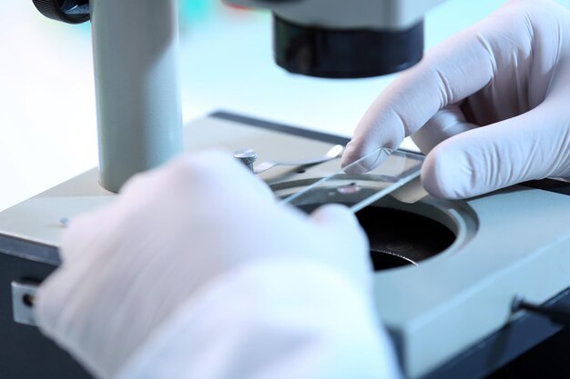 Foto ernster kliniker, der chemisches element im labor studiert