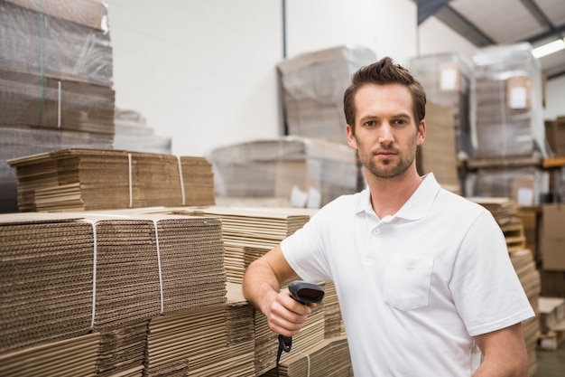 Ernster Lagerarbeiter, der Scanner hält