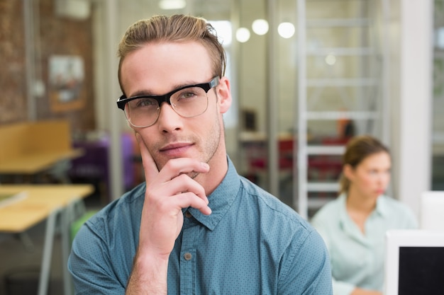 Ernster männlicher Bildeditor im Büro