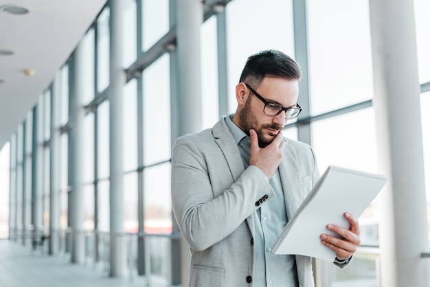 Ernster Manager, der einige Dokumente wiederholt.